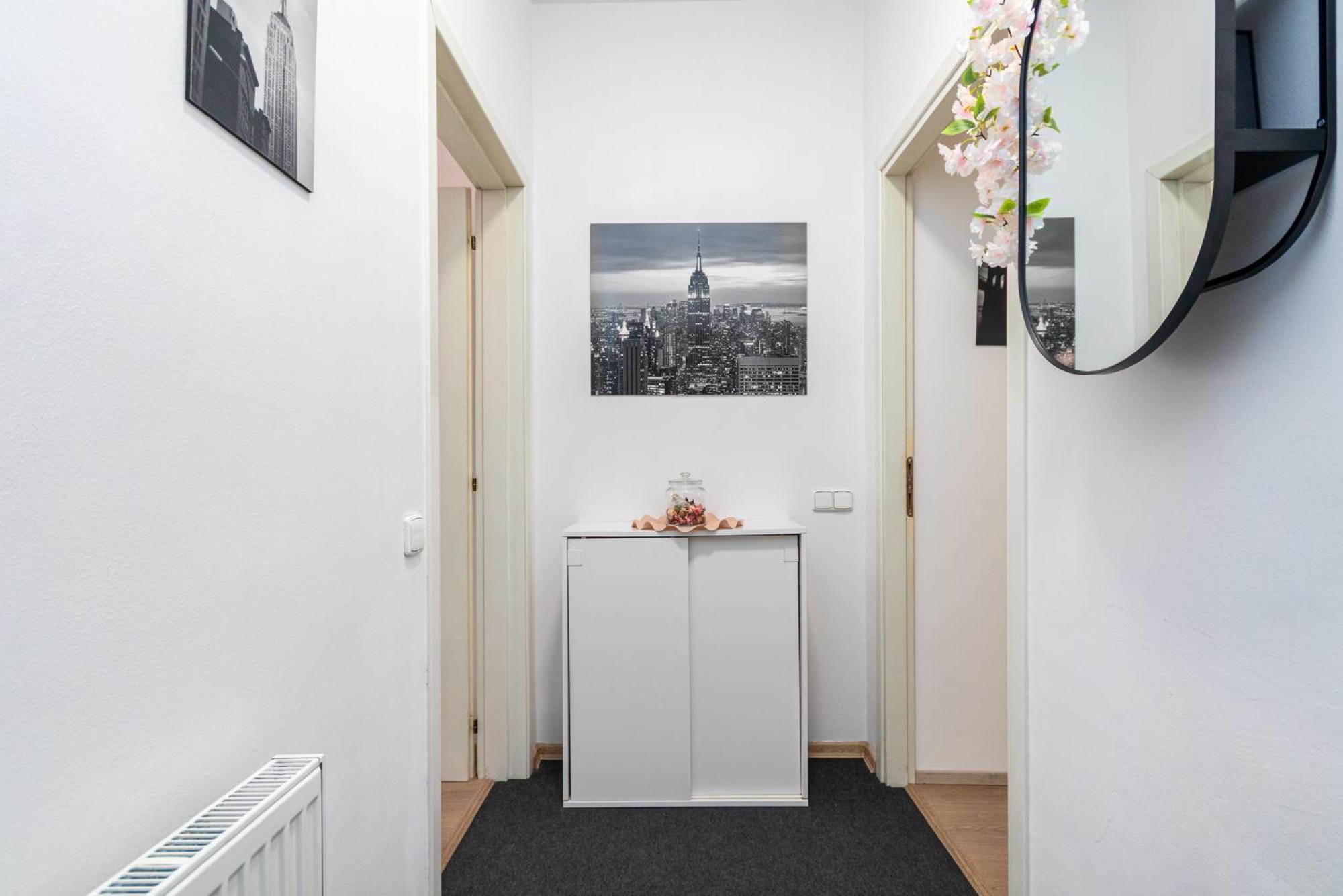 Private Retreat Close To Stations In Praha 3 Bagian luar foto
